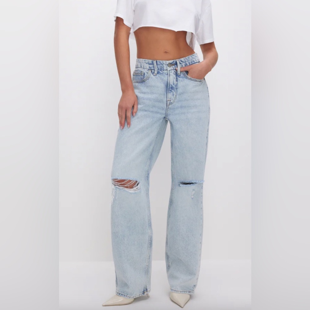 Good American Denim 90s Relaxed Fit Jean in a Light Wash.